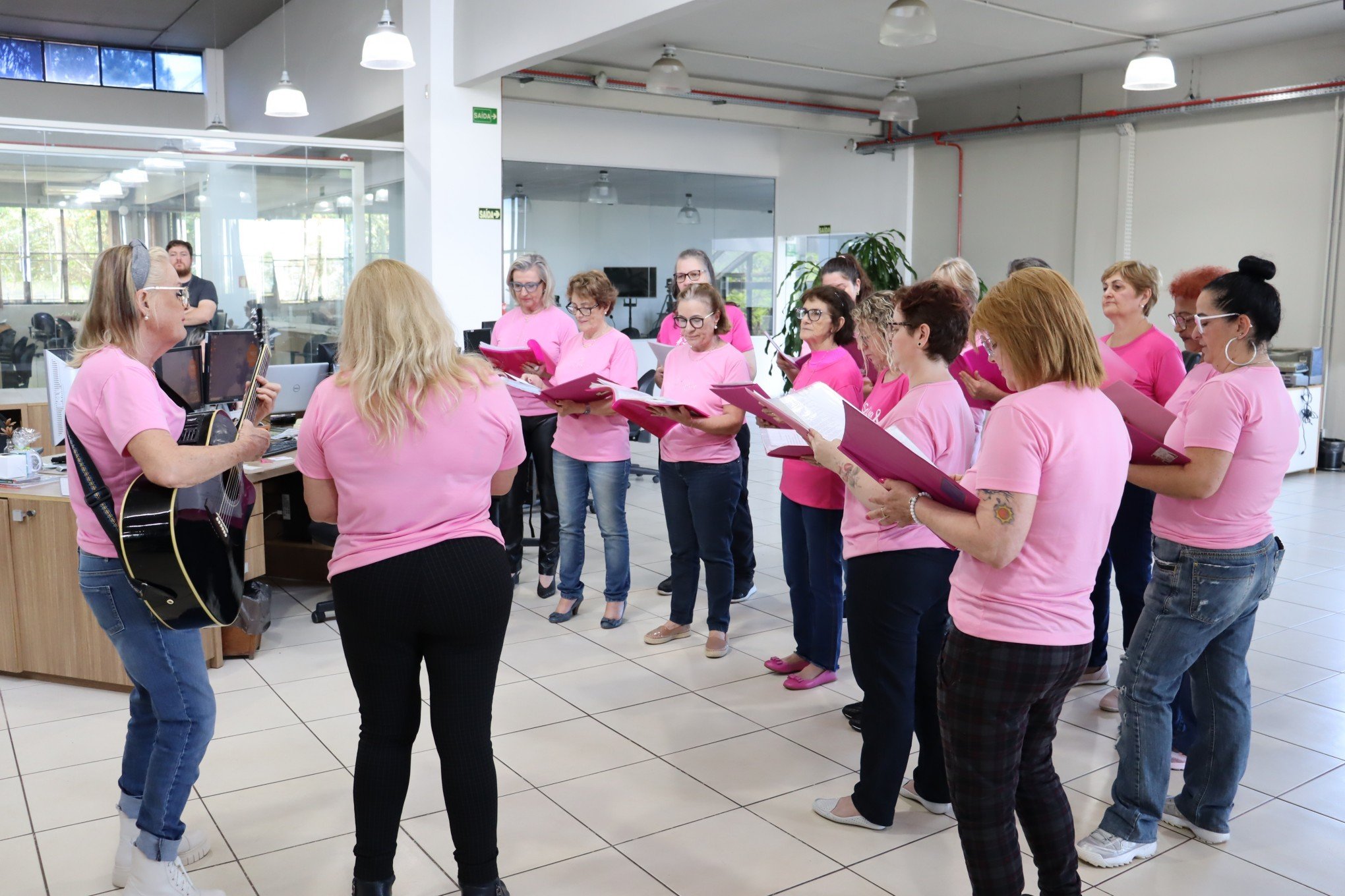 Liga Feminina leva mensagem através da música para sede do Grupo Sinos