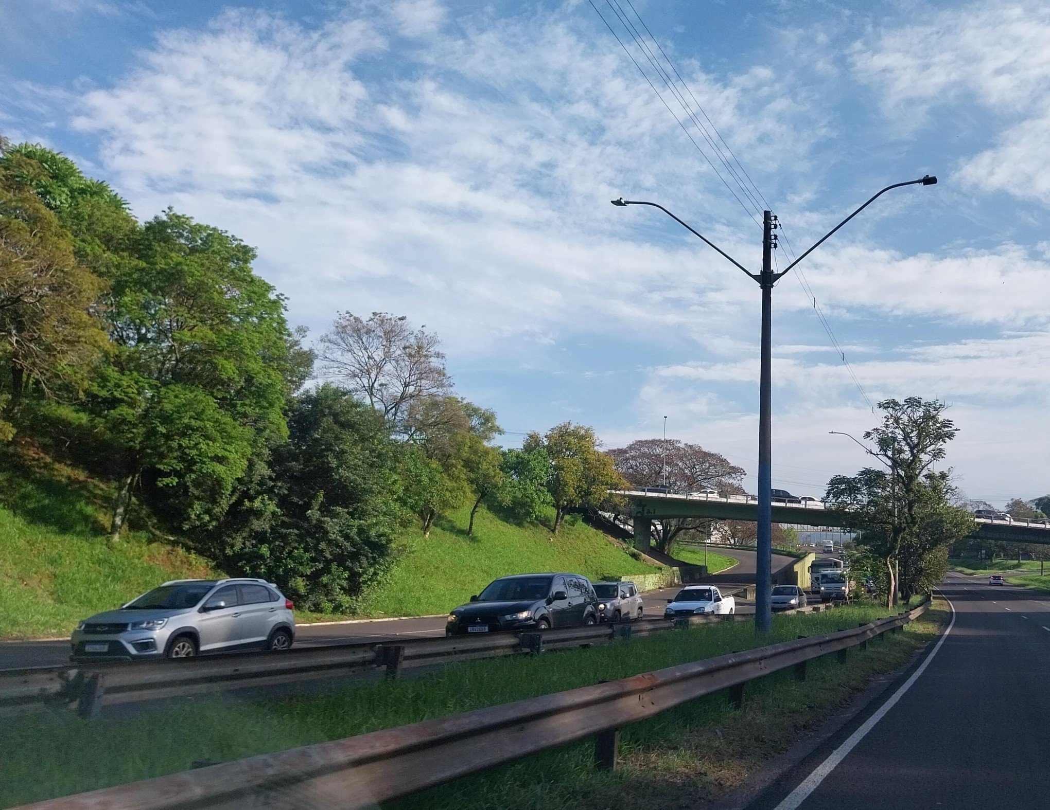 BR-116: Acidente com motociclista ferido causa congestionamento; veja como está o trânsito