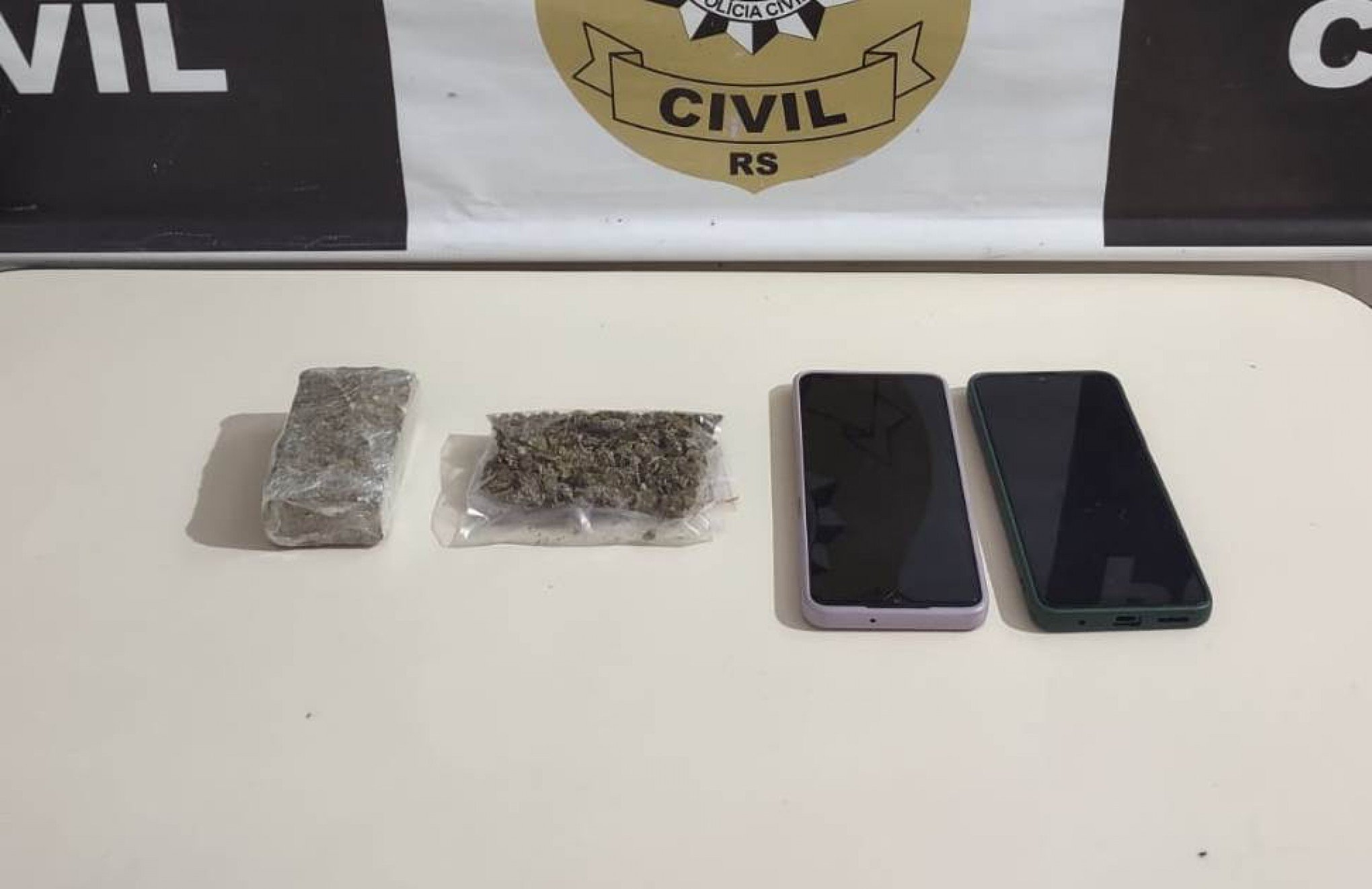 Dois são presos em ponto de tráfico de drogas no bairro Várzea Grande