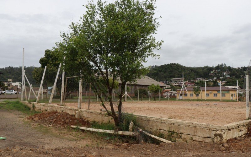 Estrutura da quadra de areia tambÃ©m foi derrubada