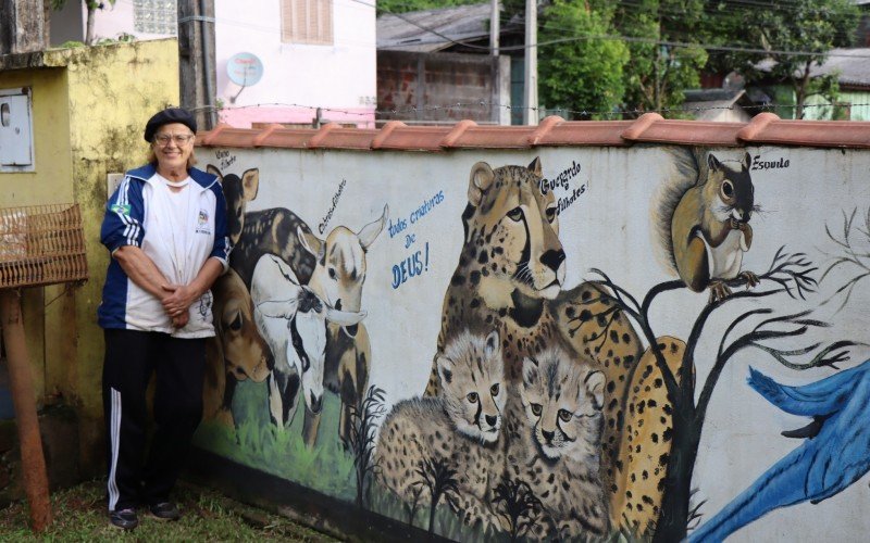 Artista tambÃ©m pintou os muros de sua casa