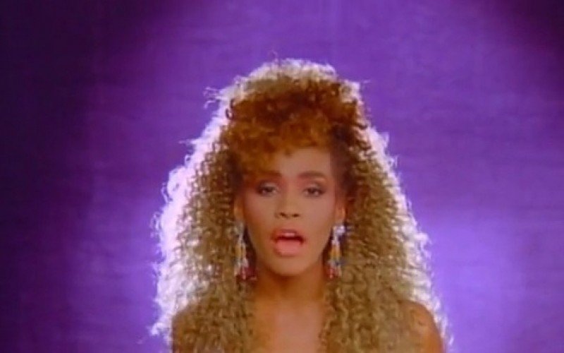 Clipe de I Wanna Dance With Somebody, de Whitney Houston | Jornal NH