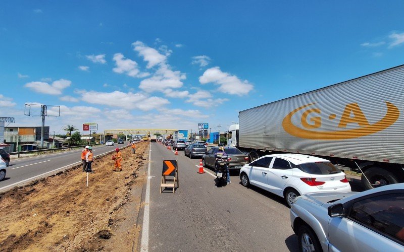 Obra no canteiro central gera congestionamento quilomÃ©trico na BR-116, sentido interior-capital, em SÃ£o Leopoldo