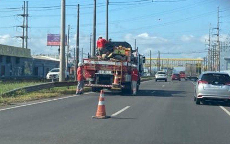 Retirada de postes do canteiro central da BR-116 na manhã deste sábado | Jornal NH