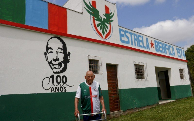 Seu Careca é homenageado no campo do Benfica
