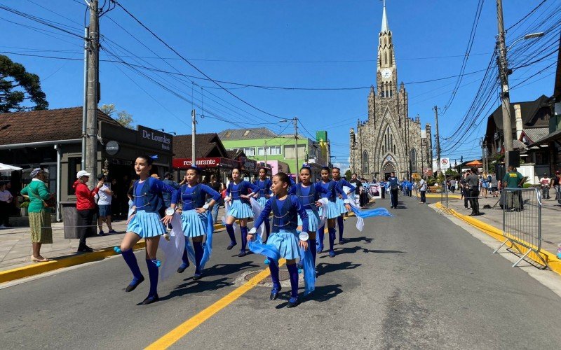 Desfile solidÃ¡rio em Canela ocorreu no sÃ¡bado (21)