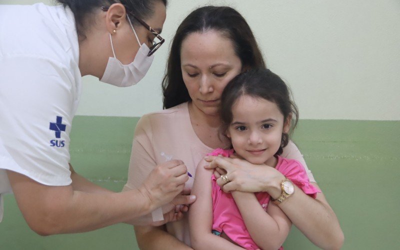 Acompanhada da mãe, Diana, Nicole, de 4 anos, também atualizou sua carteirinha de vacinas