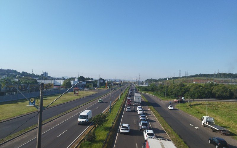 Lentidão na BR-116 por causa da retirada de postes do canteiro central | Jornal NH