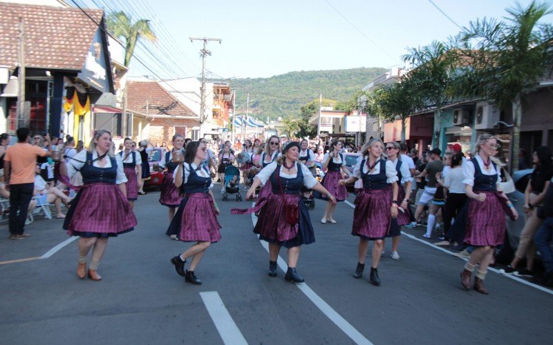 Desfile temático da Oktoberfest de Igrejinha atraiu cerca de seis mil pessoas para as ruas da cidade | Jornal NH