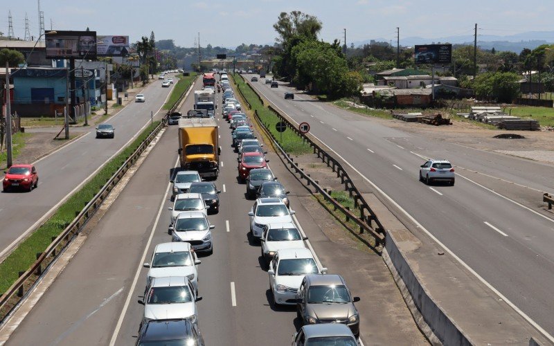 Congestionamento na BR-116, em SÃ£o Leopoldo, acontece no sentido interior-capital