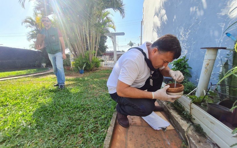 Durante as visitas, os servidores procuram por pontos de água parada e orientam os moradores sobre a dengue