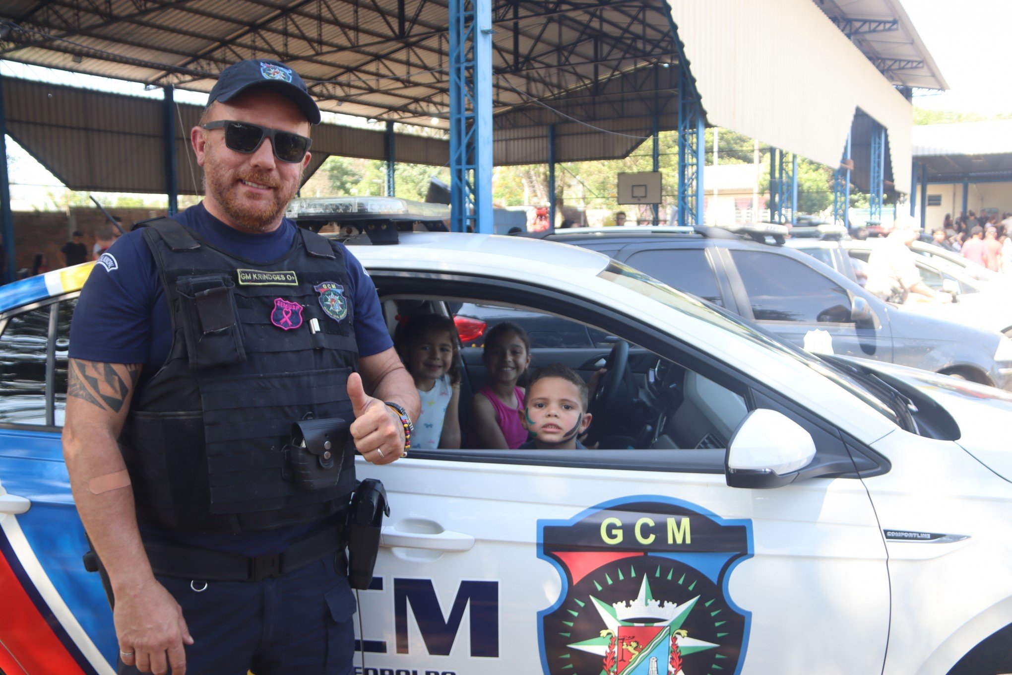 Projeto CrianÃ§a CidadÃ£ da Acist, na Escola Dilza Flores - agente Natalino Krindges, com as crianÃ§as, Lucas, Laura e Larissa, na viatura