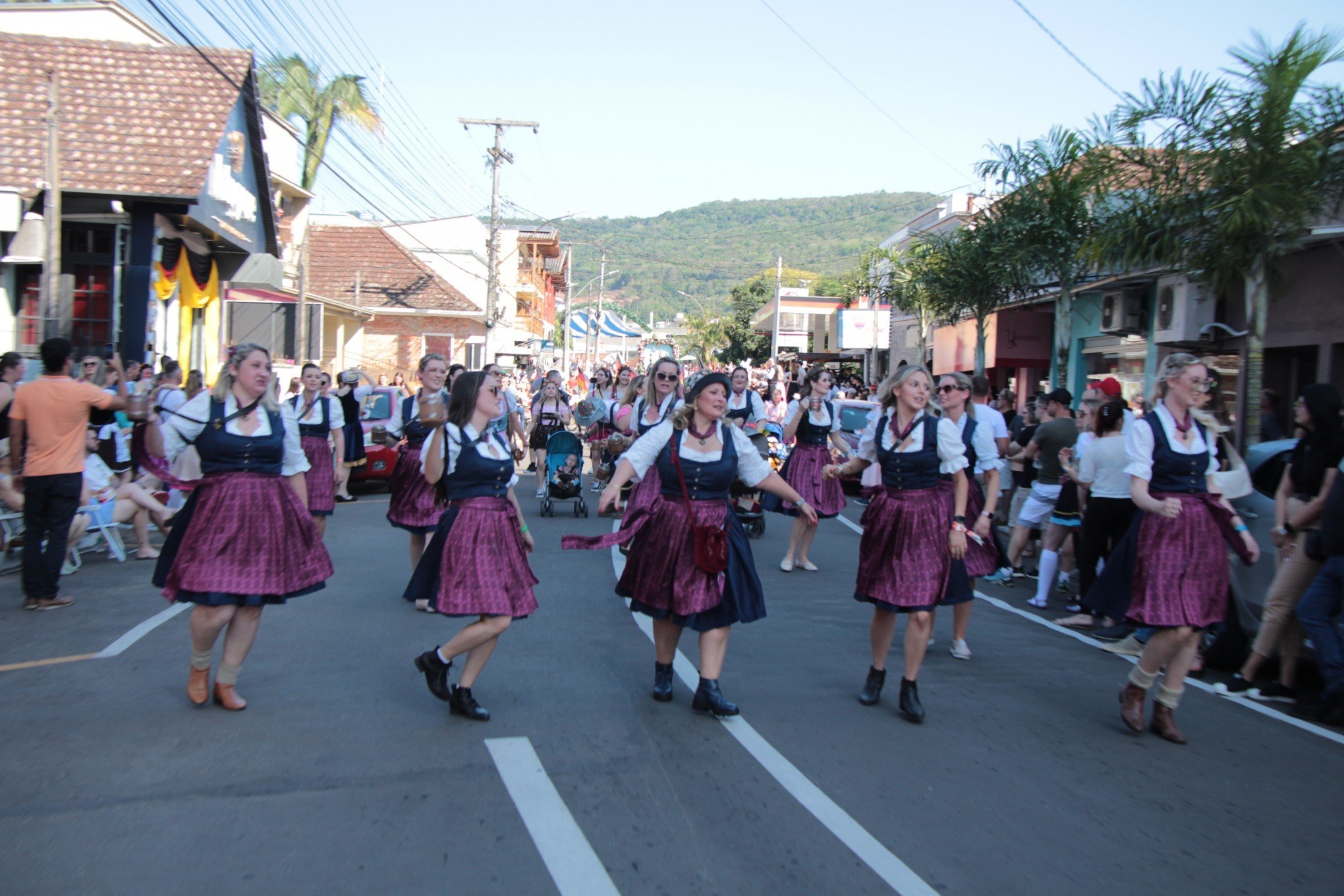 OKTOBERFEST: Desfile temático marca terceiro dia de festa em Igrejinha