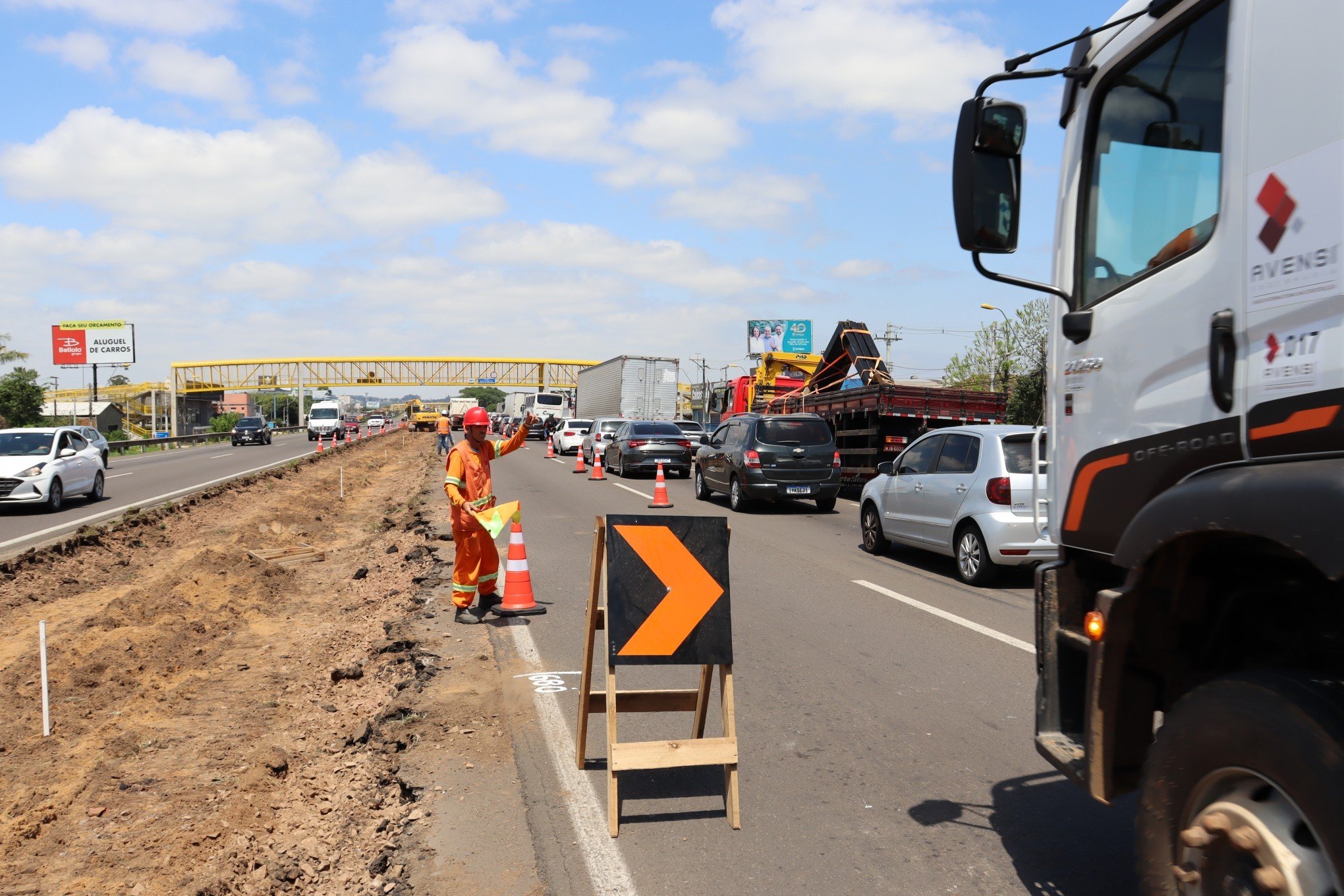 Obras no canteiro central da BR-116 continuam