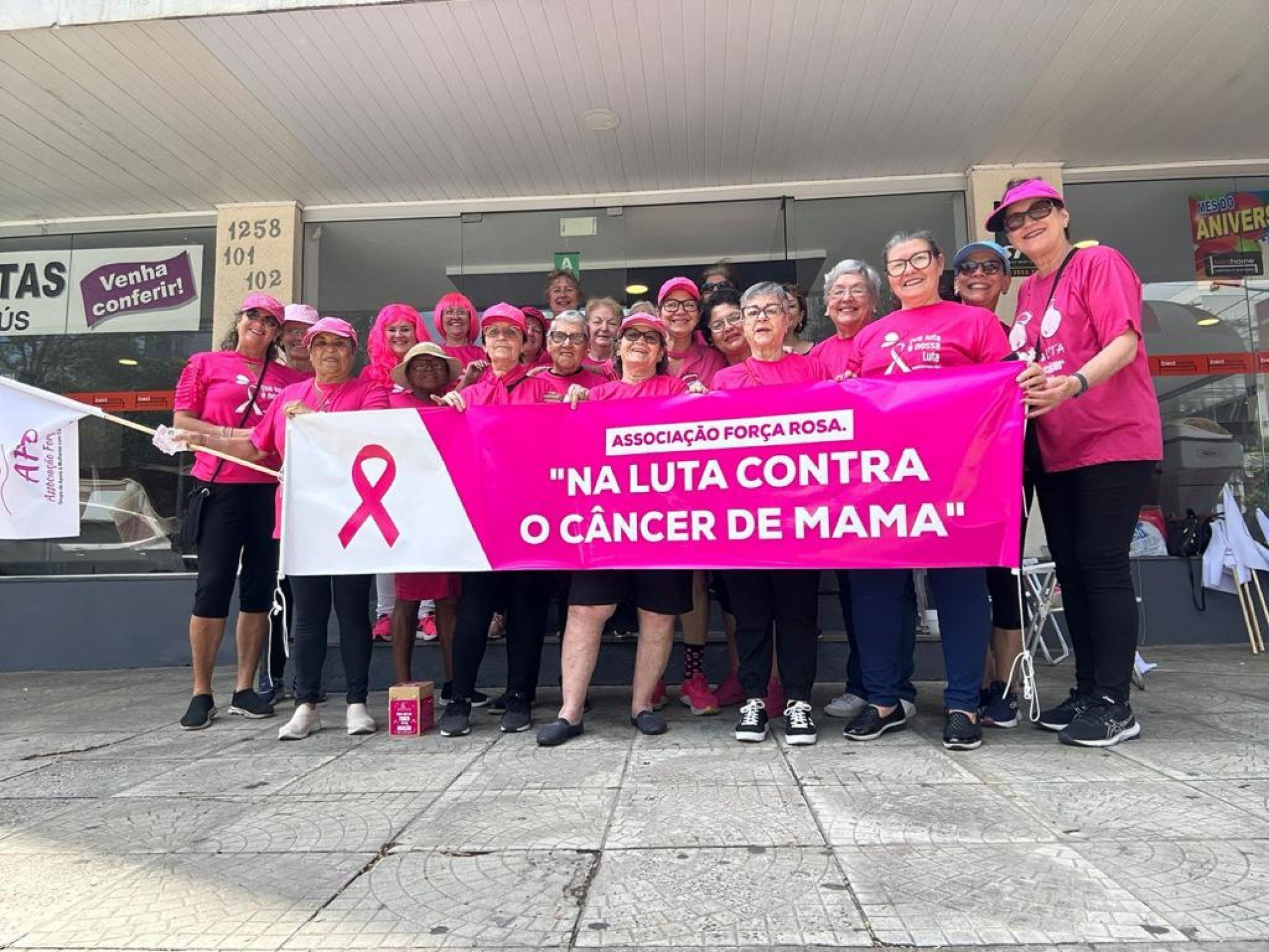 Associação realiza Pedágio Rosa para conscientizar sobre a prevenção ao câncer de mama