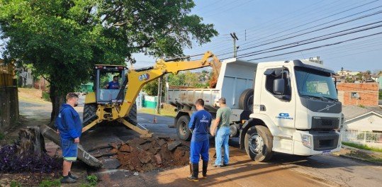 Também houve rompimento de rede na Rua Francelino Dias, esquina com a rua Alfredo Carlos Ebling, no bairro Santa Teresa