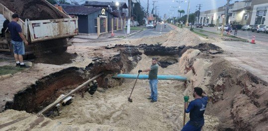 Conserto de rede de água na Avenida Imperatriz