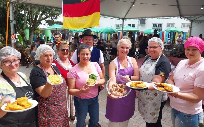 Na Feira do Livro de Morro Reuter  teve festival de bolinhos. Na foto: de CÃ¢ndida Feldmann (aipim), Arlete Spengler (arroz), Rosa Vargas (espinafre), Juliana Colling (de chuva, nÃ³ doce e massa de pÃ£o), a professora Maria Vera Schneider (batata) e Roselei Michalski (bolinho de batata com linguiÃ§a)