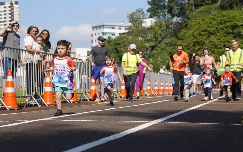 Mais de 200 crianças e adolescentes participaram das corridas na manhã de sábado