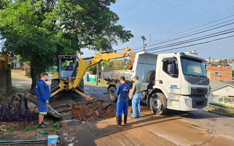 Também houve rompimento de rede na Rua Francelino Dias, esquina com a rua Alfredo Carlos Ebling, no bairro Santa Teresa