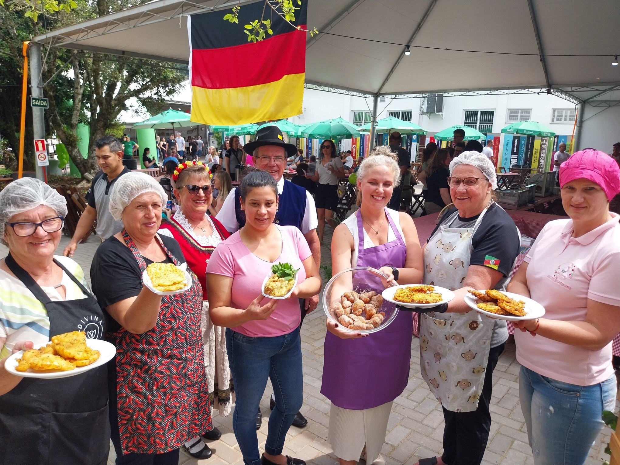 Feira do Livro tem festival de bolinhos em Morro Reuter; veja fotos