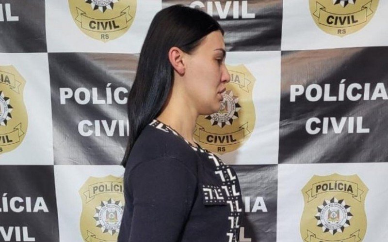 Paula está grávida de cinco meses 