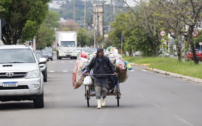 Flagrado percorrendo ruas de Novo Hamburgo, Manoel Cláudio da Silva trocou a carroça pelo cavalo de lata ao receber ajuda da prefeitura de São Leopoldo | Jornal NH