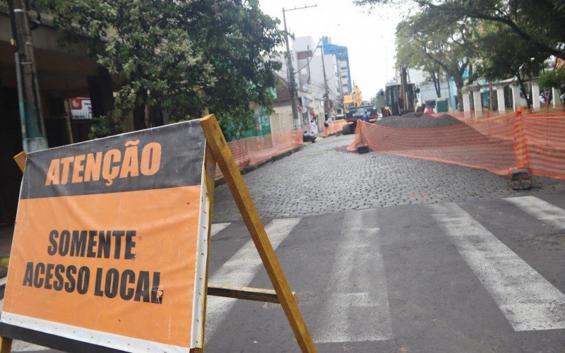 Trânsito na Rua Presidente Roosevelt está bloqueado 