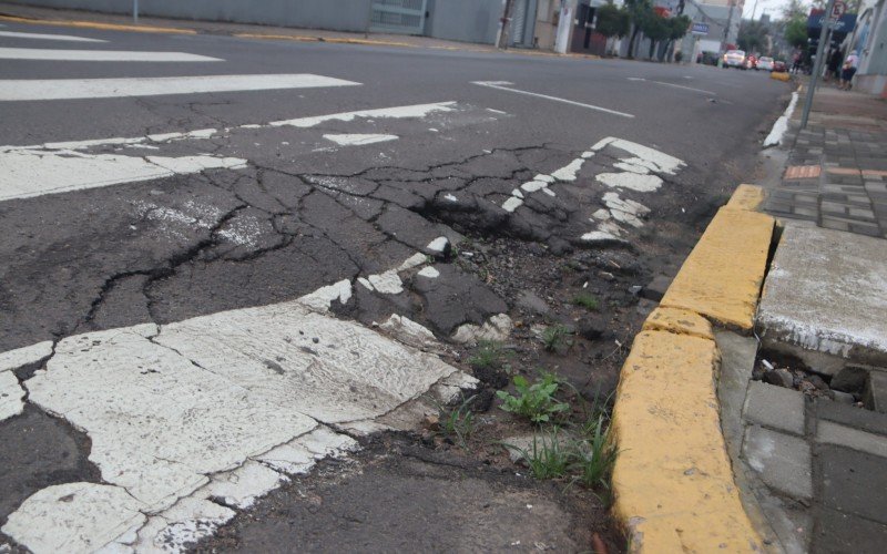 Uma das vias esburacadas é da Rua Bento Gonçalves, na esquina com a Rua Brasil