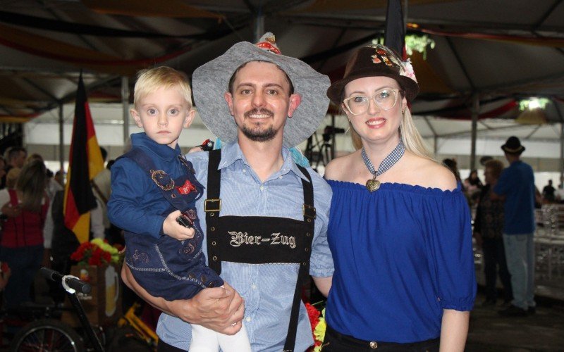 Tamiris Geanini de Lima Volkart, Anderson Daniel Kayser e o filho Gabriel Volkart Kayser na Oktoberfest de Igrejinha | Jornal NH