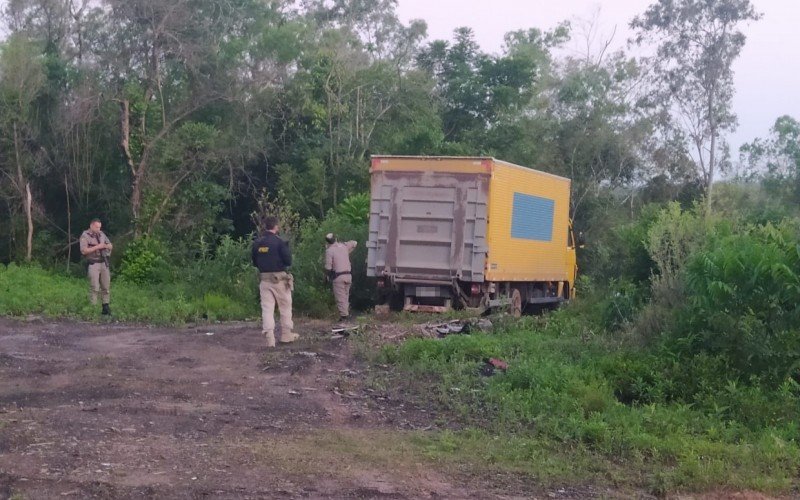 Um caminhão, furtado em Canoas, foi encontrado no local | Jornal NH