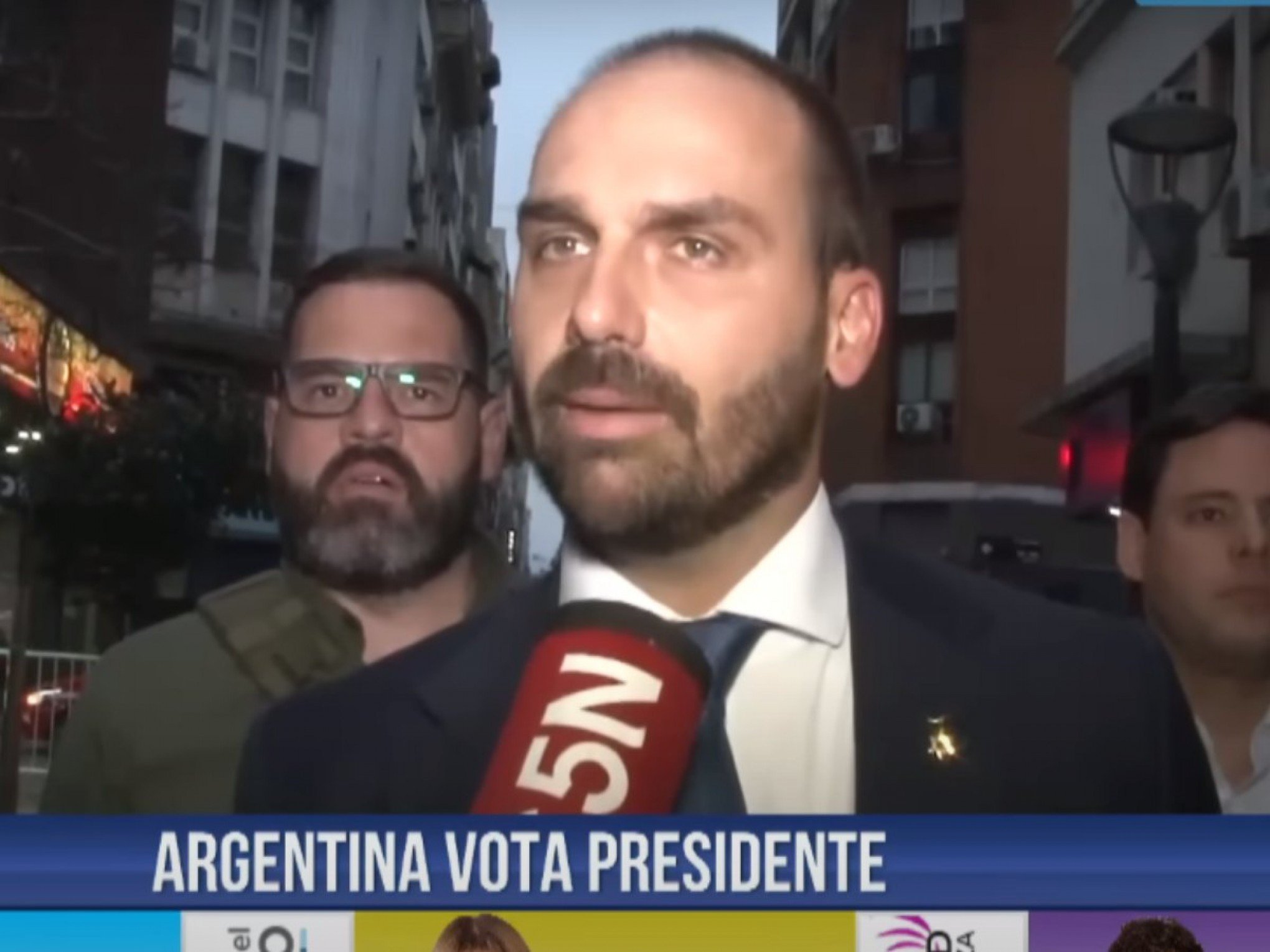 "Por isso tiraram o pai dele": Vídeo mostra momento em que Eduardo Bolsonaro é ironizado em TV argentina ao defender armas