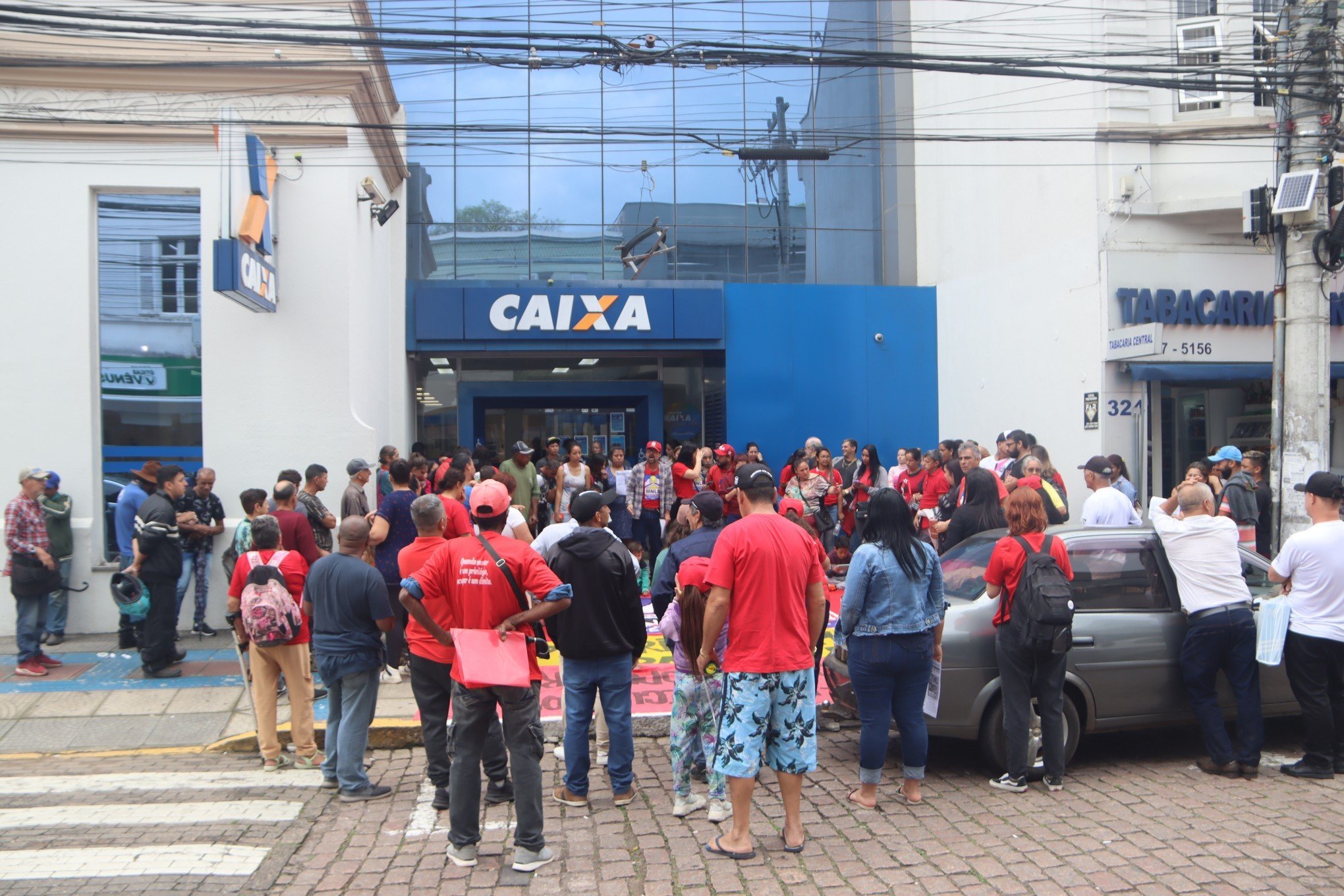 Protesto em prol de moradia levou dezenas para a frente da Caixa nesta segunda-feira