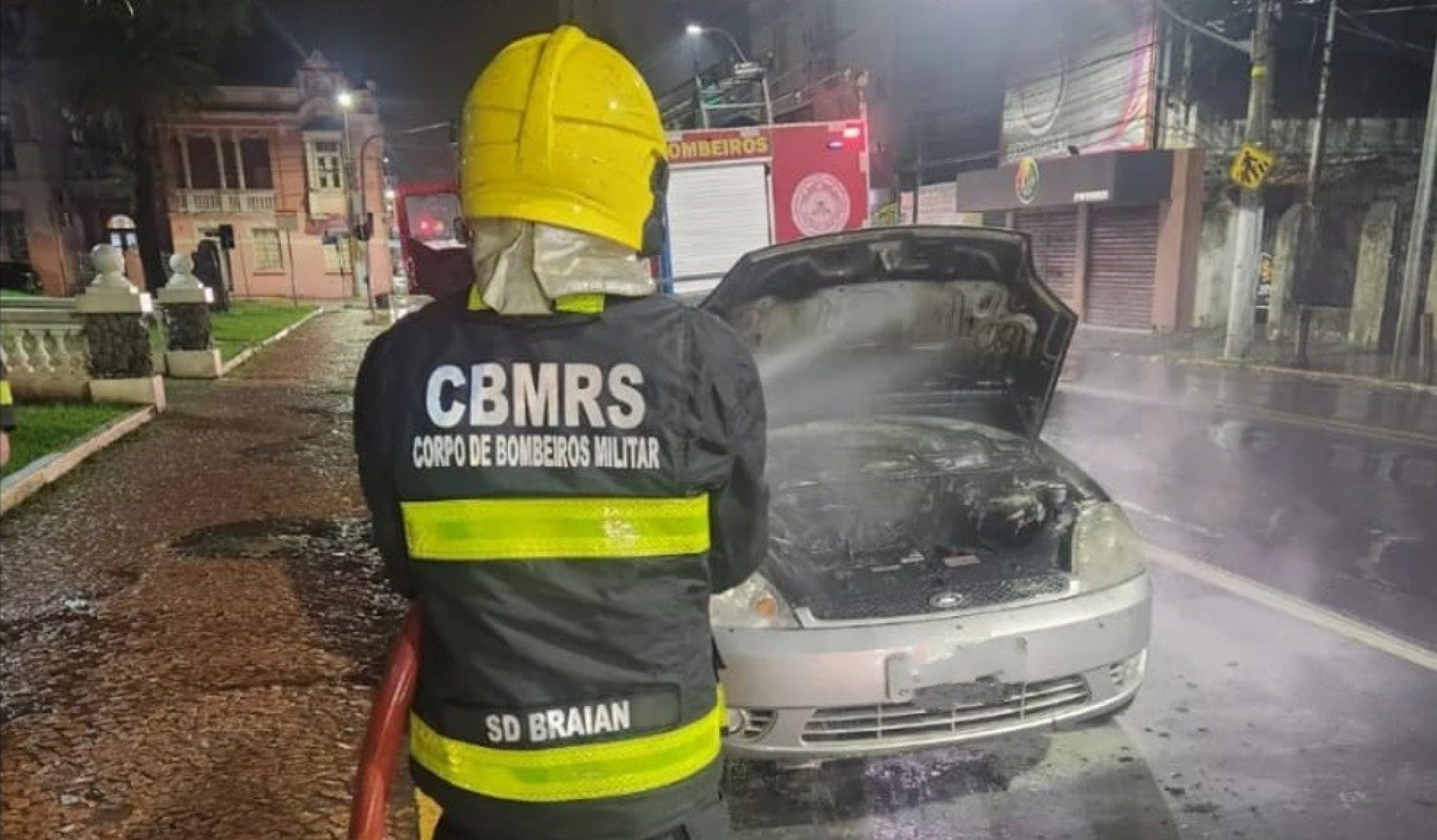 Carro pega fogo próximo à Praça do Imigrante e mobiliza os bombeiros