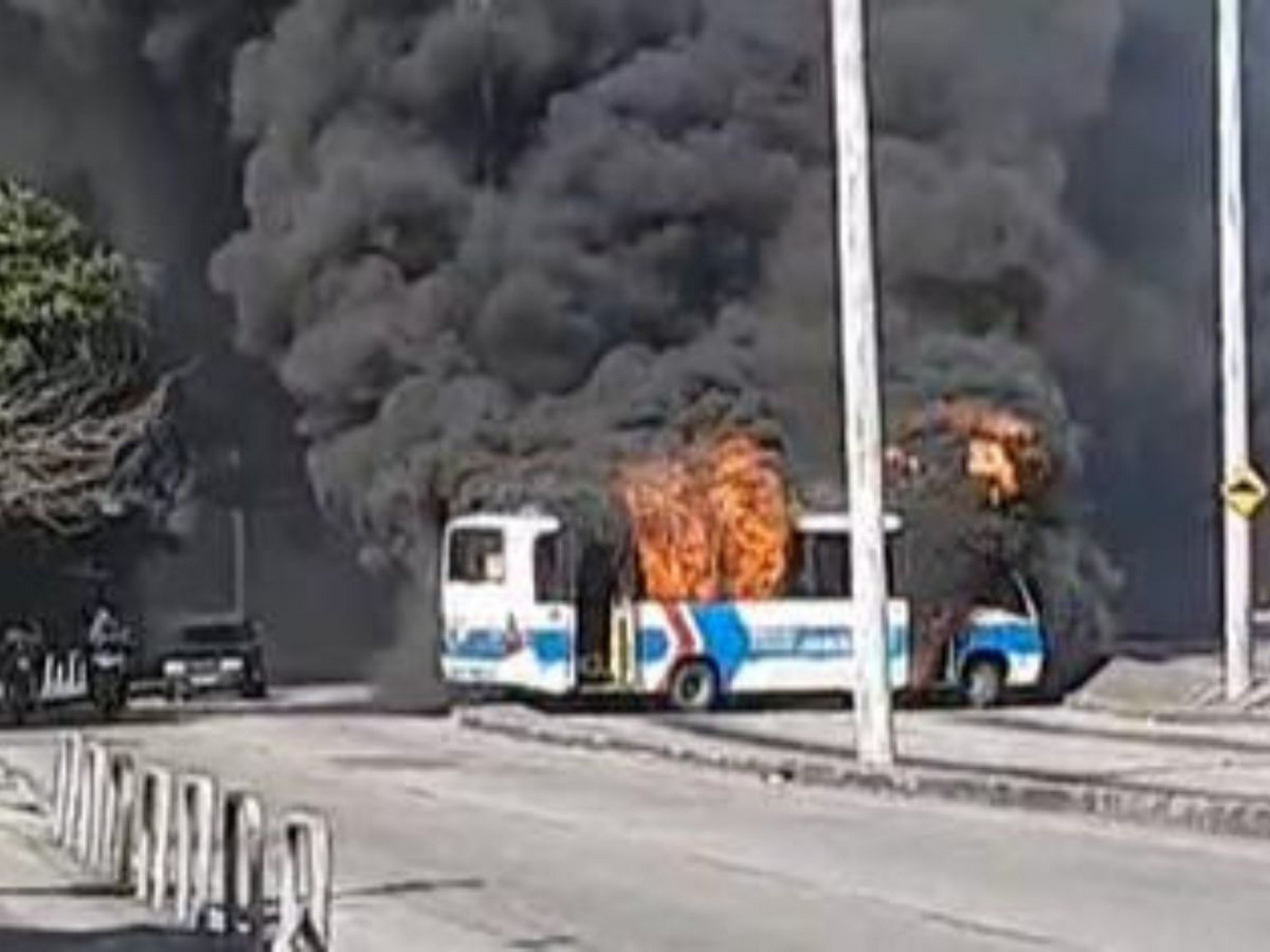 Ao menos 27 ônibus são incendiados após morte de líder da milícia no Rio