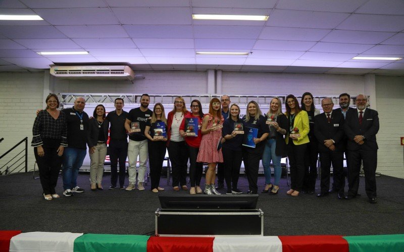 Professores e gestores premiados no 2º Prêmio Ser Educação, juntamente com representantes das entidades parceiras do Projeto Ser Educação