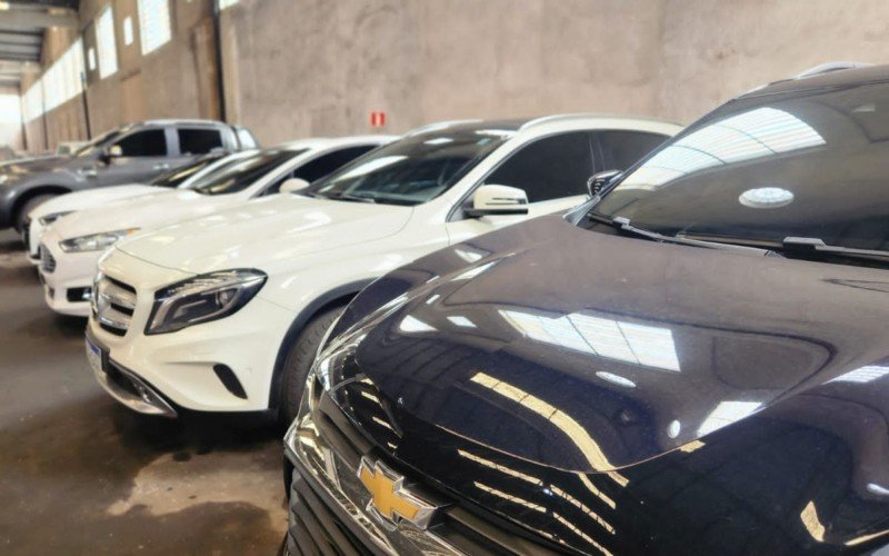 Carros apreendidos em operaÃ§Ã£o da PF contra comÃ©rcio ilegal de mercadorias