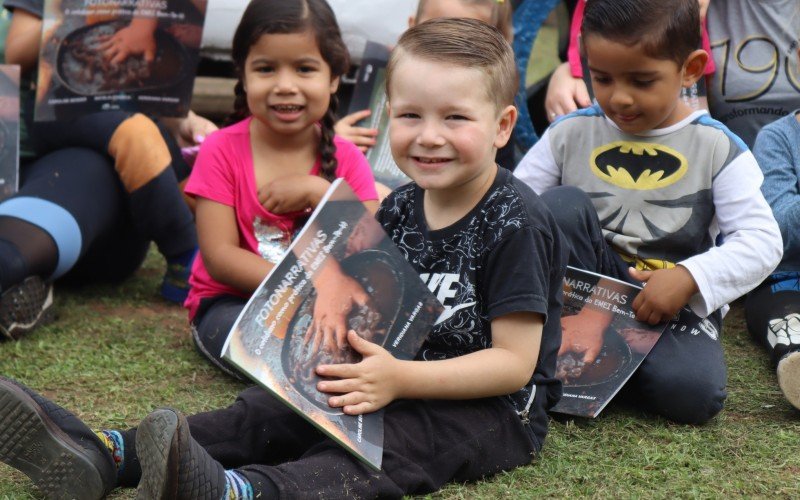 Alunos da EMEI Bem-te-vi com os livros lanÃ§ados pelas professoras