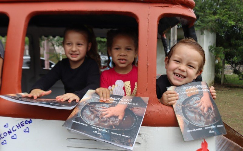 Alunos com os livros lanÃ§ados pelas professoras | Jornal NH