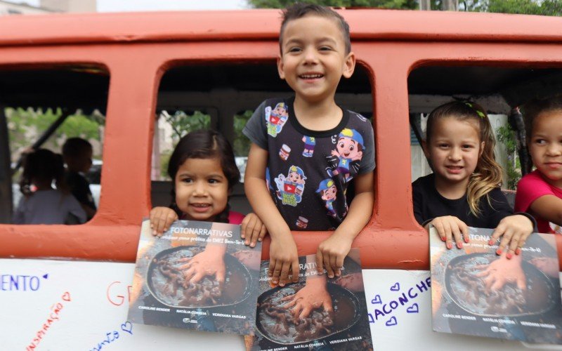 Alunos da EMEI Bem-te-vi com os livros lanÃ§ados pelas professoras