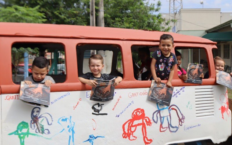 Alunos da EMEI Bem-te-vi com os livros lanÃ§ados pelas professoras