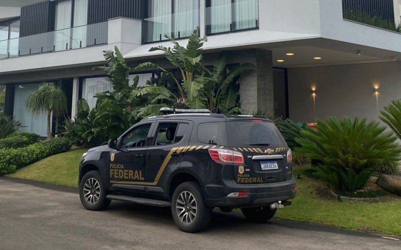Casa de R$ 5 milhões em condomínio de luxo e iPhones são apreendidos em operação da PF no litoral e na região metropolitana