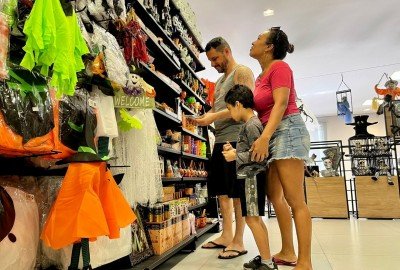 Lisiane com o marido e o filho em busca de itens para decorar a casa 