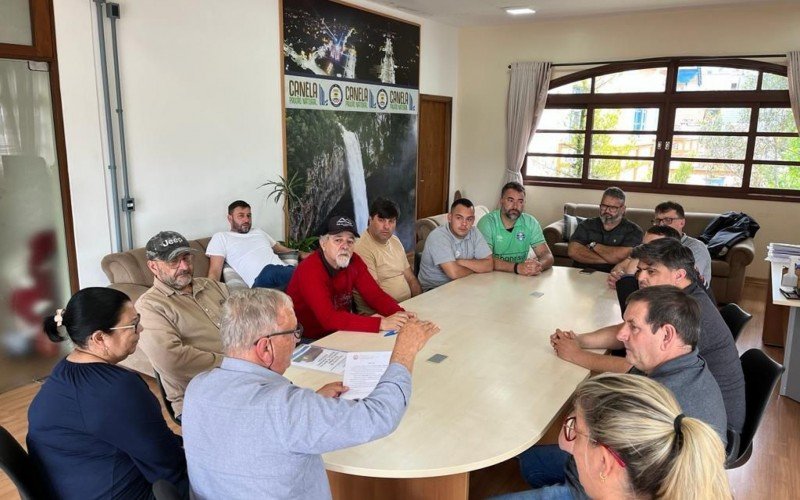 Assinatura de início das obras da reforma da cancha de bocha no Leodoro de Azevedo, em Canela