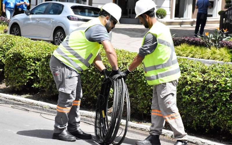 Retirada de fios excedentes de postes em Nova Petrópolis