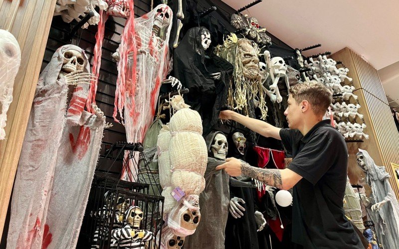 A loja onde José Dornelles trabalha como vendedor, no Centro de São Leopoldo, tem no halloween sua principal data de vendas do ano, seguida das festas juninas e do Natal   