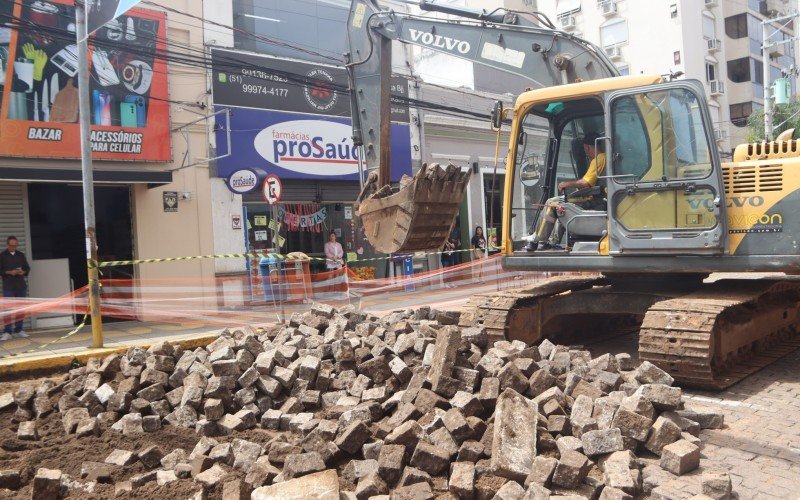 Início da obra, há um ano, foi com a retirada das pedras da primeira quadra