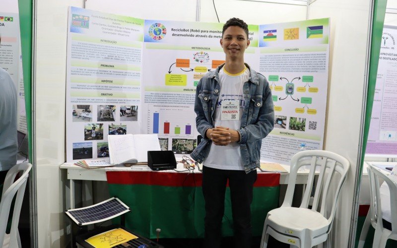 Carlos Santos, 15, que veio do AmapÃ¡ para apresentar o Reciclobot, um robÃ´ de monitoramento ambienta