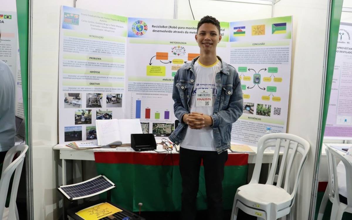 Carlos Santos, 15, que veio do Amapá para apresentar o Reciclobot, um robô de monitoramento ambienta