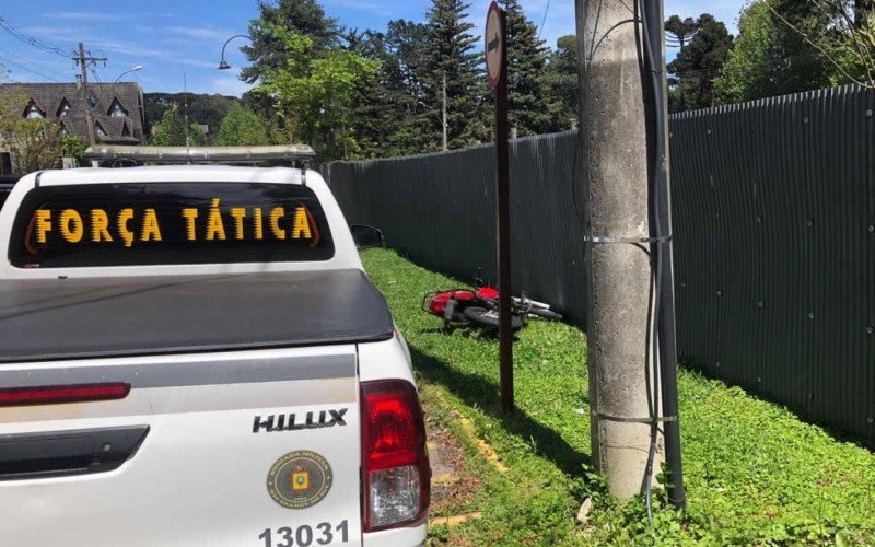 Motociclista foi preso por tráfico de drogas após jogar sacola em obra